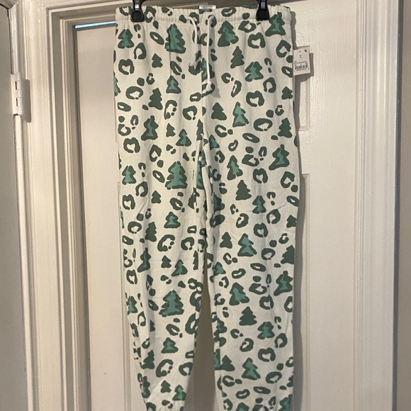 Mighty Fine White and Green Patterned Apparel - Picture 3 of 4